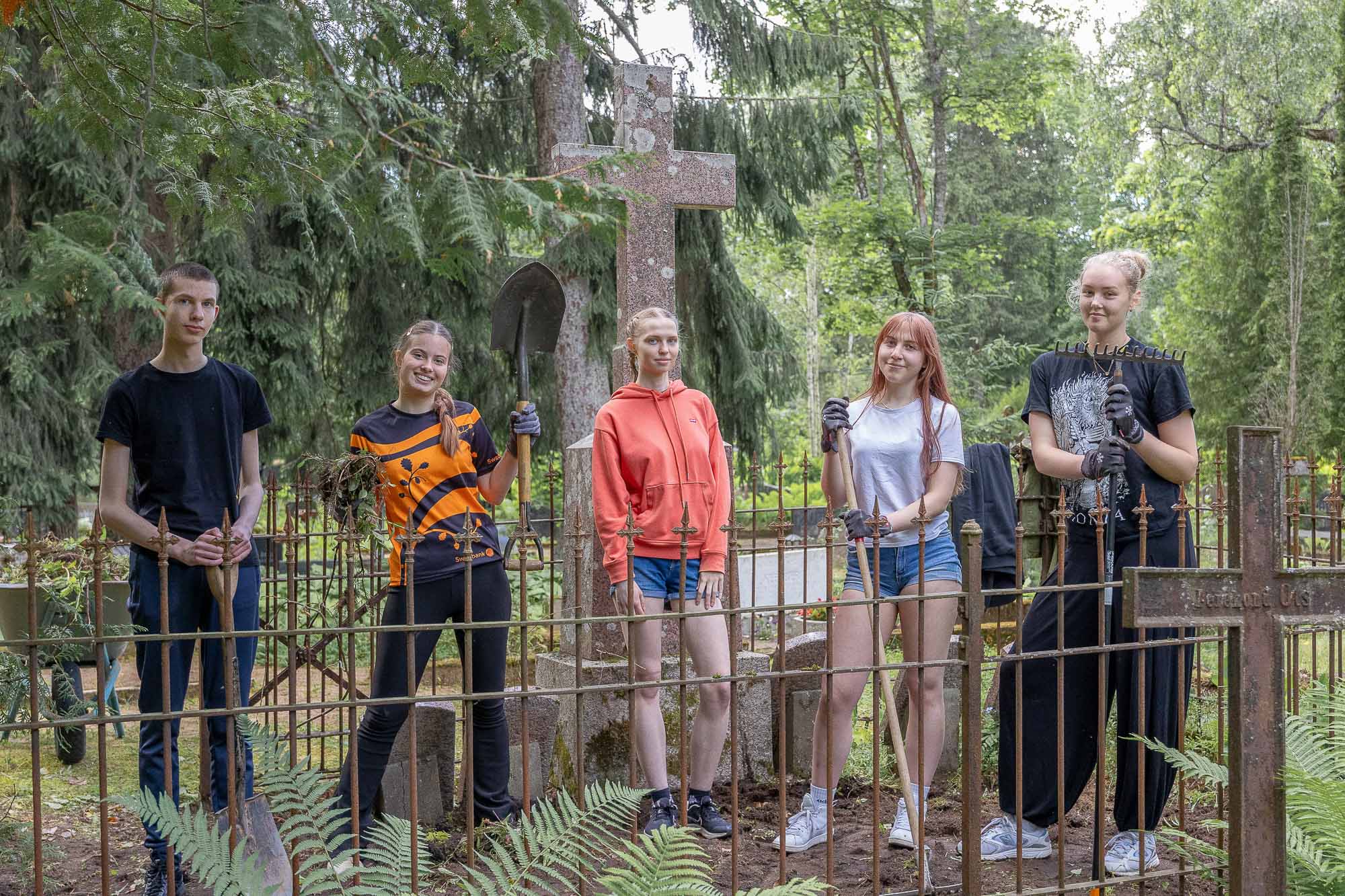 Võru gümnaasiumi õpilasesinduse liikmed Sander Lepp (vasakult), Annaliisa Oja, Karoliine Rebane, Janelle Marleen Taru ja Linnet Vahter linnakalmistul asuval pereplatsil. Fotod: AIGAR NAGEL